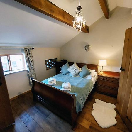 Вілла The Old Mill Barn With Hot Tub And Private Use Of Heated Pool Віррал Екстер'єр фото